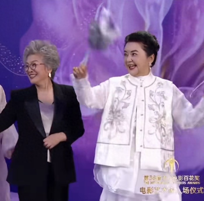 《68岁胡慧中亮相百花奖,又胖了一圈气质仍出众,与丈夫女儿一个样》配图 1 《68岁胡慧中亮相百花奖,又胖了一圈气质仍出众,与丈夫女儿一个样》配图 1