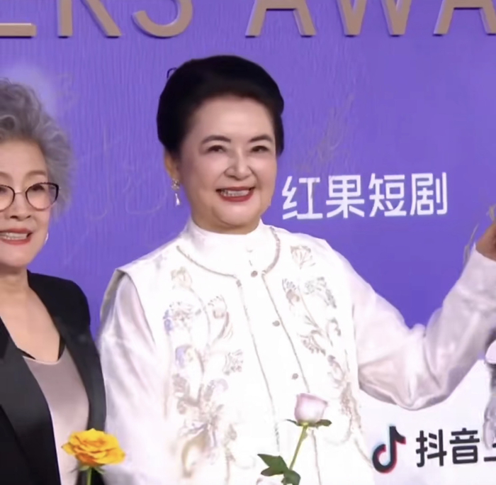 《68岁胡慧中亮相百花奖,又胖了一圈气质仍出众,与丈夫女儿一个样》配图 2 《68岁胡慧中亮相百花奖,又胖了一圈气质仍出众,与丈夫女儿一个样》配图 2