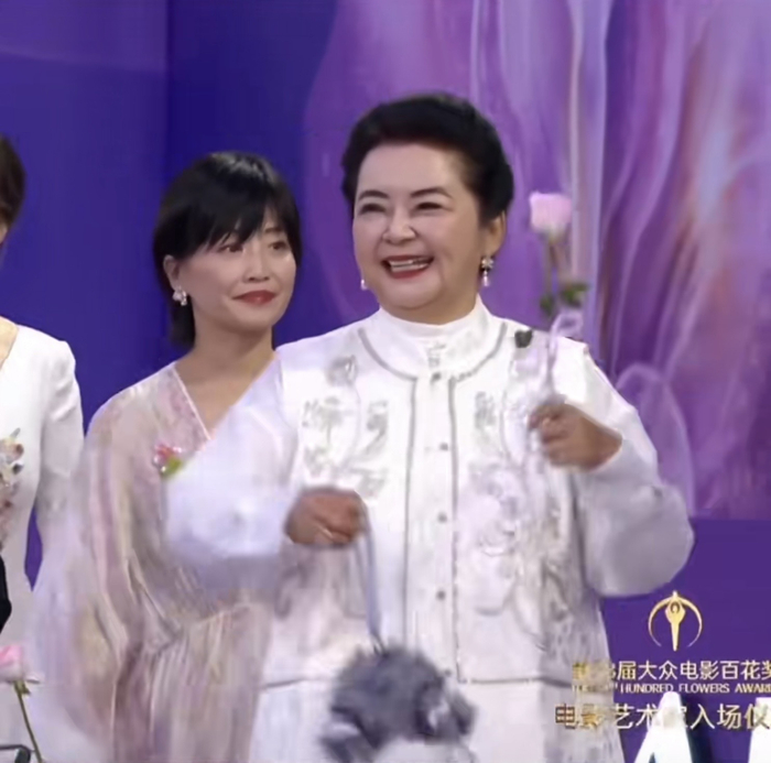 《68岁胡慧中亮相百花奖,又胖了一圈气质仍出众,与丈夫女儿一个样》配图 3 《68岁胡慧中亮相百花奖,又胖了一圈气质仍出众,与丈夫女儿一个样》配图 3