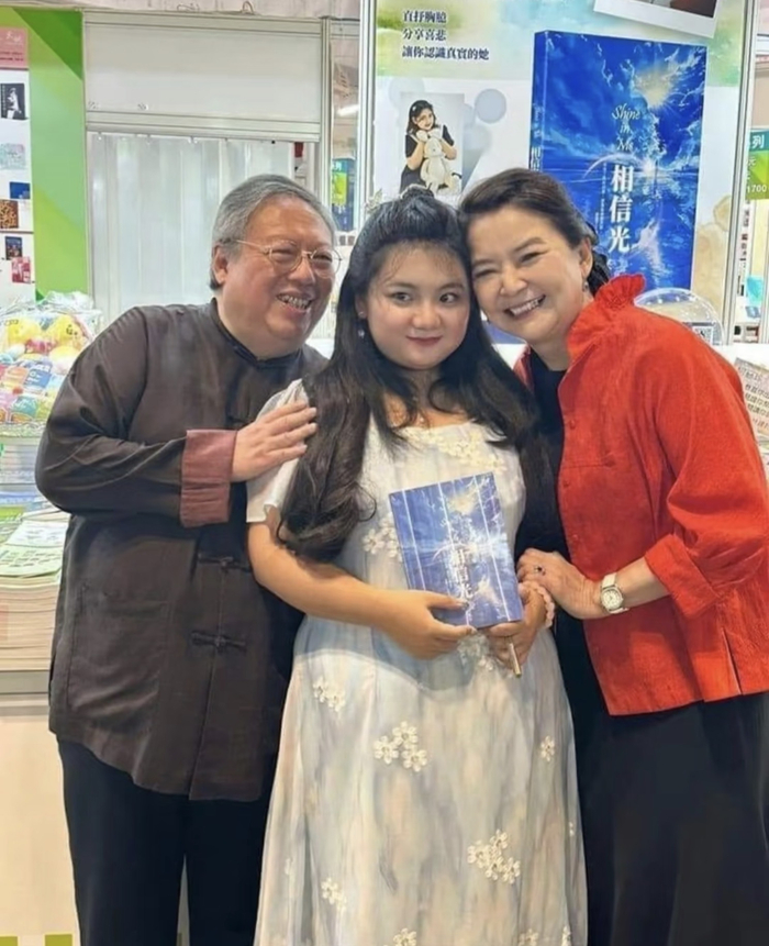 《68岁胡慧中亮相百花奖,又胖了一圈气质仍出众,与丈夫女儿一个样》配图 4 《68岁胡慧中亮相百花奖,又胖了一圈气质仍出众,与丈夫女儿一个样》配图 4