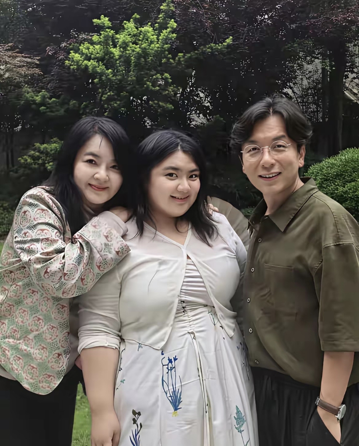 《68岁胡慧中亮相百花奖,又胖了一圈气质仍出众,与丈夫女儿一个样》配图 5 《68岁胡慧中亮相百花奖,又胖了一圈气质仍出众,与丈夫女儿一个样》配图 5