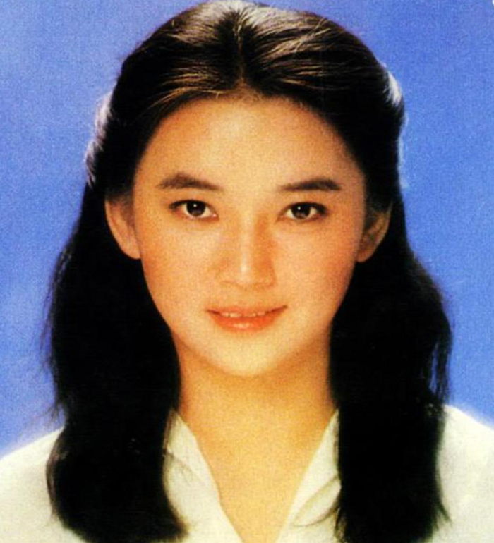 《68岁胡慧中亮相百花奖,又胖了一圈气质仍出众,与丈夫女儿一个样》配图 6 《68岁胡慧中亮相百花奖,又胖了一圈气质仍出众,与丈夫女儿一个样》配图 6