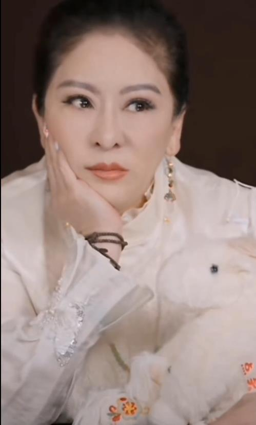 《向太否认向华强前妻抚养向佐:丁佩从未养育过向佐,自己一手带大》配图 2 《向太否认向华强前妻抚养向佐:丁佩从未养育过向佐,自己一手带大》配图 2
