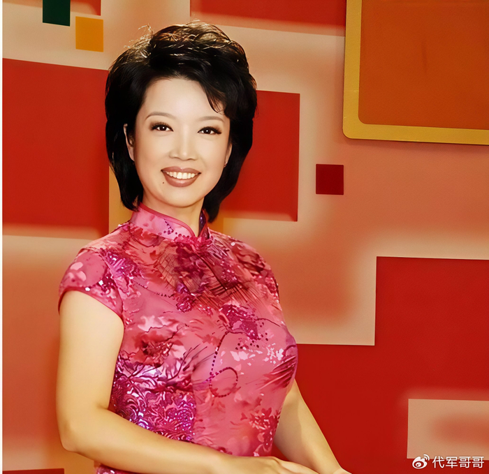 《62岁央视主持人黄薇近况曝光！‌嫁于京顺‌生下一女，如今生活很幸福》配图 1