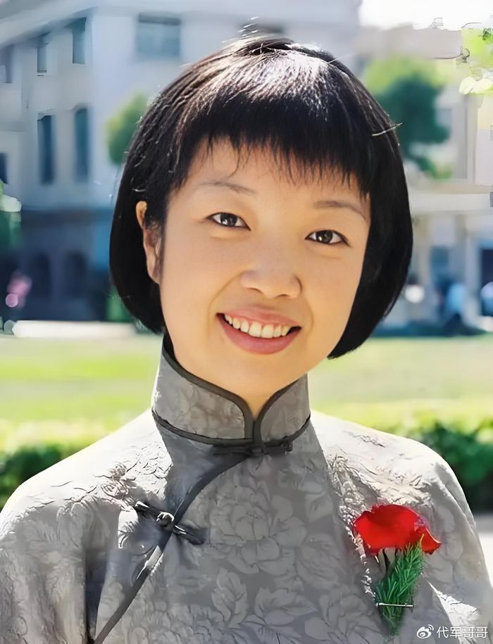 《62岁央视主持人黄薇近况曝光！‌嫁于京顺‌生下一女，如今生活很幸福》配图 2