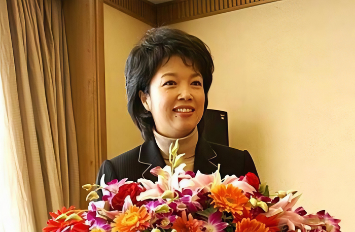 《62岁央视主持人黄薇近况曝光！‌嫁于京顺‌生下一女，如今生活很幸福》配图 3
