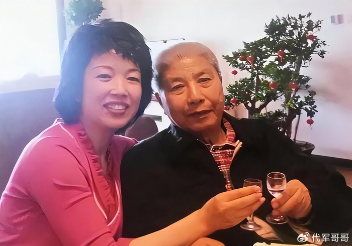 《62岁央视主持人黄薇近况曝光！‌嫁于京顺‌生下一女，如今生活很幸福》配图 4