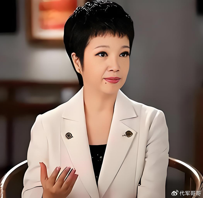 《62岁央视主持人黄薇近况曝光！‌嫁于京顺‌生下一女，如今生活很幸福》配图 5
