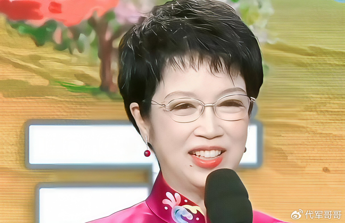 《62岁央视主持人黄薇近况曝光！‌嫁于京顺‌生下一女，如今生活很幸福》配图 6