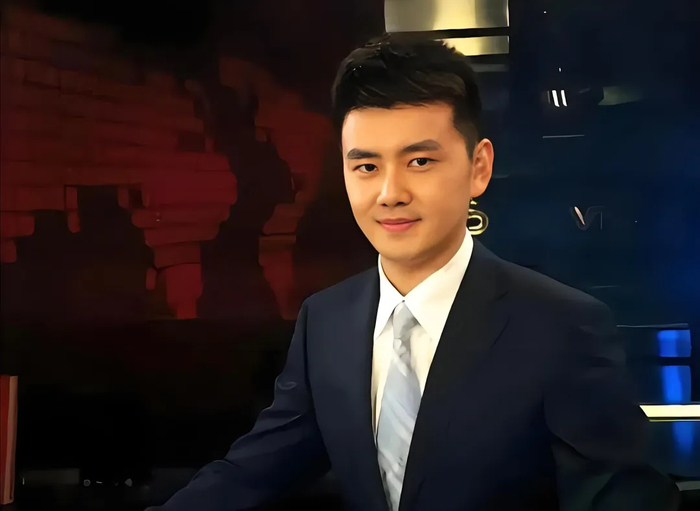《39岁央视名嘴严於信近况曝光！低调娶圈外美女，如今婚姻生活很幸福》配图 1
