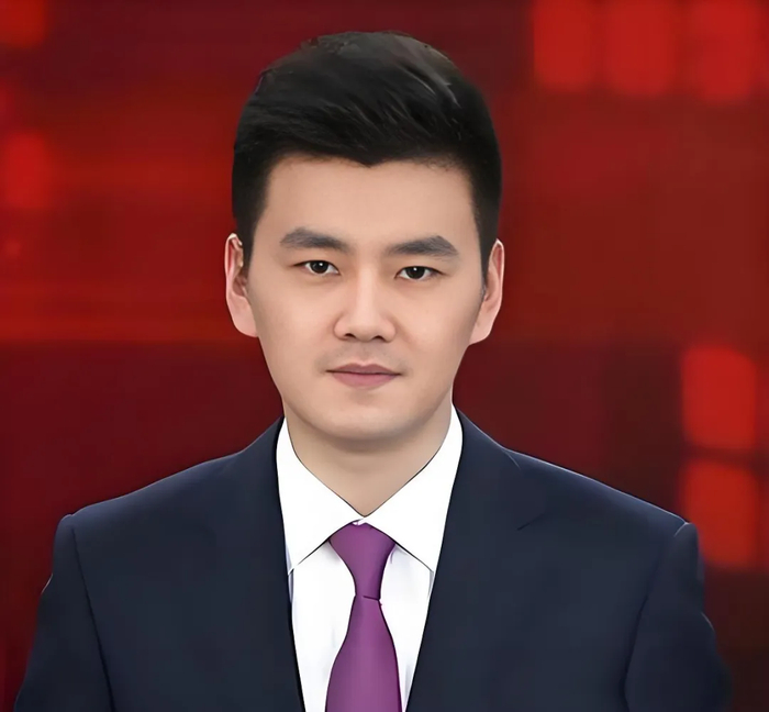 《39岁央视名嘴严於信近况曝光！低调娶圈外美女，如今婚姻生活很幸福》配图 3