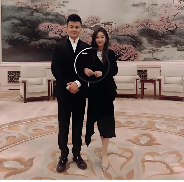 《39岁央视名嘴严於信近况曝光！低调娶圈外美女，如今婚姻生活很幸福》配图 6