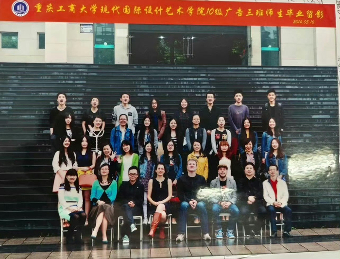 《肖战大学时期一张“路过却被拉去合影”的毕业照引关注》配图 2 《肖战大学时期一张“路过却被拉去合影”的毕业照引关注》配图 2