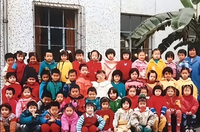 《肖战大学时期一张“路过却被拉去合影”的毕业照引关注》配图 4 《肖战大学时期一张“路过却被拉去合影”的毕业照引关注》配图 4