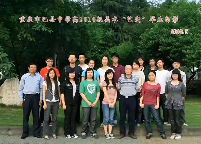 《肖战大学时期一张“路过却被拉去合影”的毕业照引关注》配图 5 《肖战大学时期一张“路过却被拉去合影”的毕业照引关注》配图 5
