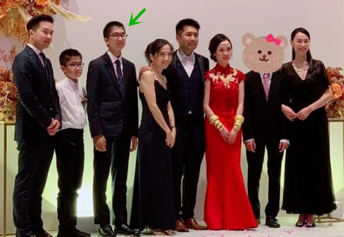 《梁洛施挽导演男友走红毯!跟李泽楷分手15年,大儿子撞脸爷爷李嘉诚》配图 15 《梁洛施挽导演男友走红毯!跟李泽楷分手15年,大儿子撞脸爷爷李嘉诚》配图 15