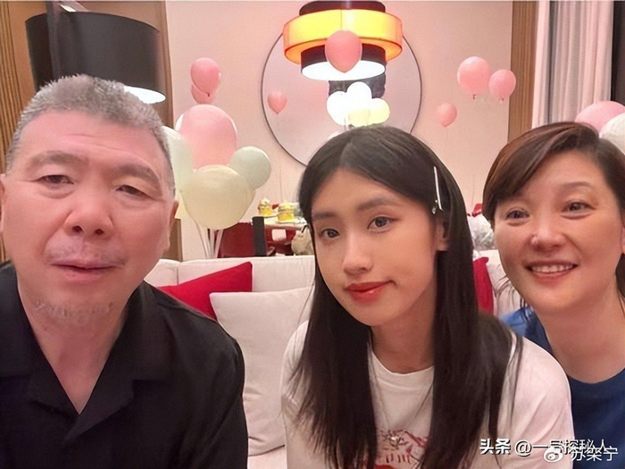 《演都不演？徐帆回应离婚 9 个月后，冯小刚近况曝光，心思藏不住了》配图 18
