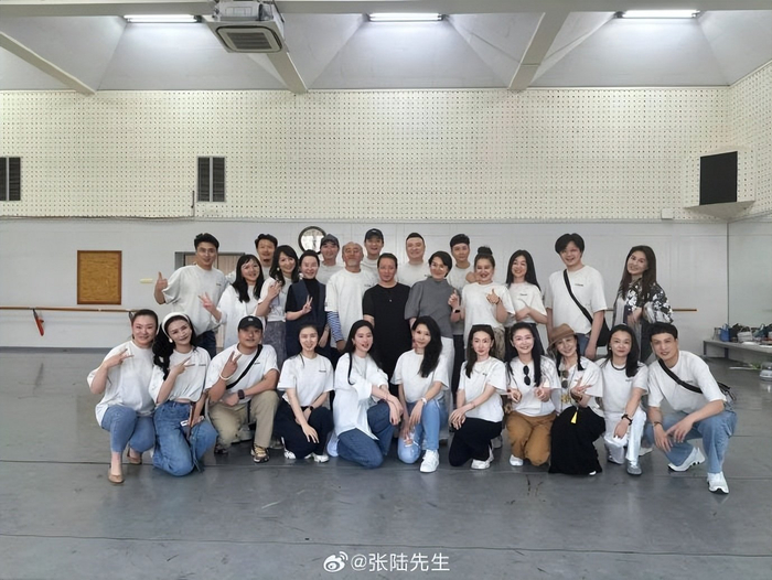 《刘亦菲北电毕业20周年聚会照片公开,刘亦菲又自己乱剪头发了》配图 4 《刘亦菲北电毕业20周年聚会照片公开,刘亦菲又自己乱剪头发了》配图 4