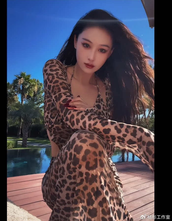 《张馨予豹纹长裙出镜,活力十足,减龄又年轻!》配图 5 《张馨予豹纹长裙出镜,活力十足,减龄又年轻!》配图 5