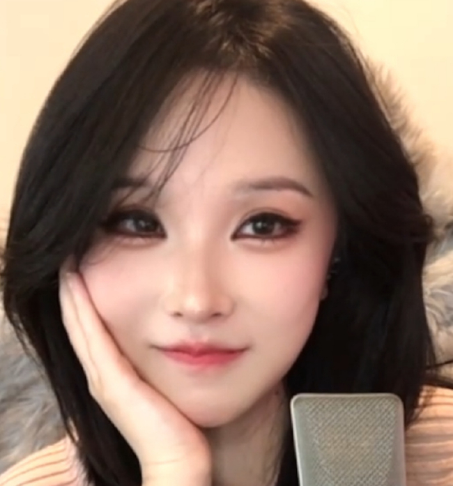 《游戏女主播突然露脸,被吐槽长得太丑,美颜拉满依然出现大小眼》配图 1 《游戏女主播突然露脸,被吐槽长得太丑,美颜拉满依然出现大小眼》配图 1