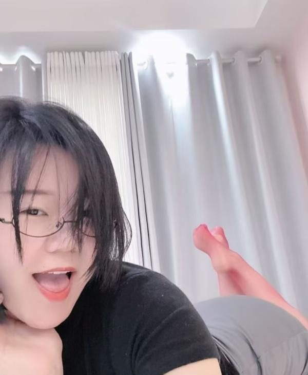《丰满美臀大奶少妇》配图 4 《丰满美臀大奶少妇》配图 4