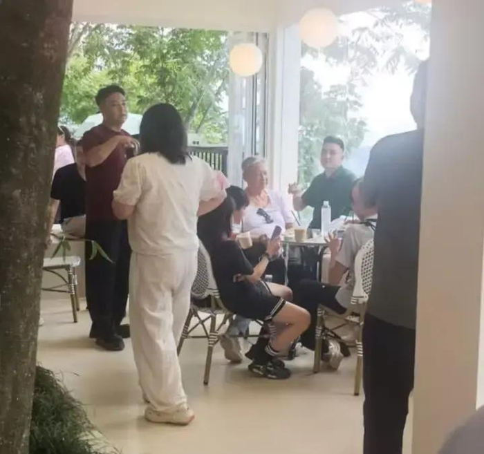 《洪金宝现身恩施,妻子搀扶他同行,洪金宝身形太胖是太太的两倍大》配图 5 《洪金宝现身恩施,妻子搀扶他同行,洪金宝身形太胖是太太的两倍大》配图 5