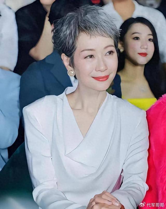 《63岁叶童近况曝光!嫁陈国熹38年没生孩子,如今尽情享受丁克生活》配图 5 《63岁叶童近况曝光!嫁陈国熹38年没生孩子,如今尽情享受丁克生活》配图 5