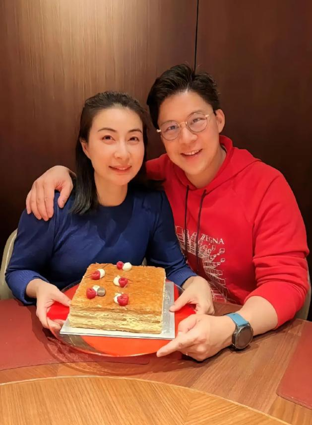《郭晶晶宣布新身份!霍启刚发百字长文庆祝,网友:门当户对了》配图 16 《郭晶晶宣布新身份!霍启刚发百字长文庆祝,网友:门当户对了》配图 16