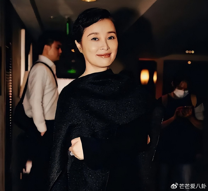 《吴越不忍了,坦诚和雷佳音真实关系,她和辛柏青结婚传闻早已说透》配图 20 《吴越不忍了,坦诚和雷佳音真实关系,她和辛柏青结婚传闻早已说透》配图 20