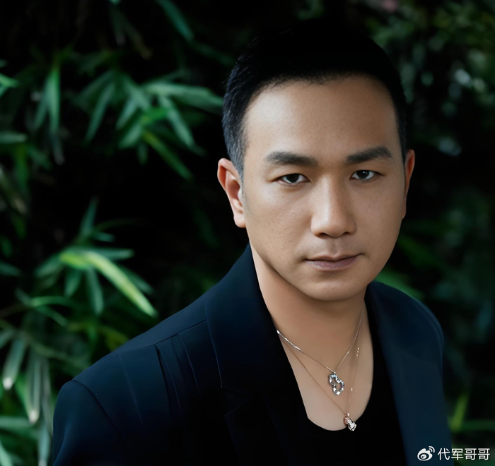 《46岁黄觉近况曝光！迎娶才女麦子儿女双全，如今婚姻幸福成宠妻狂魔》配图 1