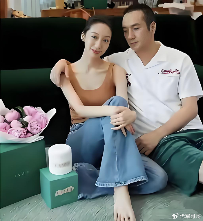 《46岁黄觉近况曝光！迎娶才女麦子儿女双全，如今婚姻幸福成宠妻狂魔》配图 4