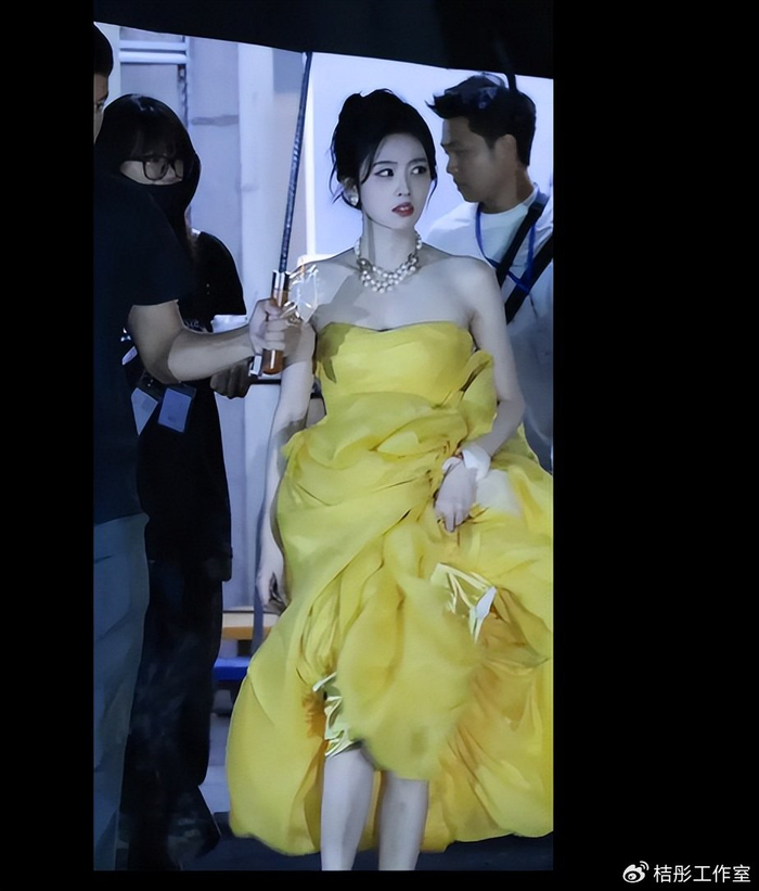 《黄色抹胸长裙,搭配珍珠配饰 ,白鹿女神范十足!》配图 3 《黄色抹胸长裙,搭配珍珠配饰 ,白鹿女神范十足!》配图 3