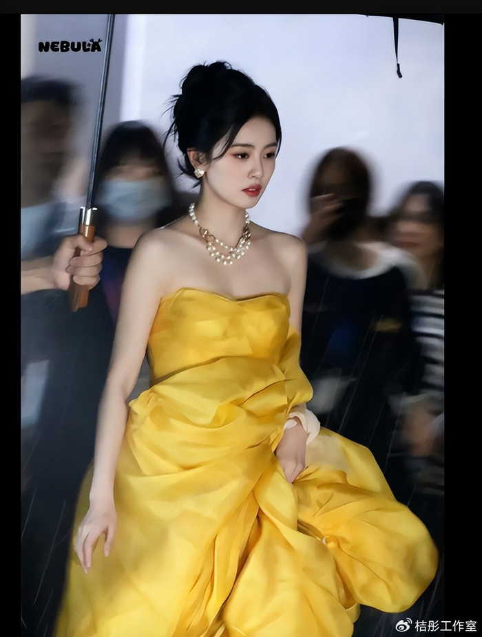 《黄色抹胸长裙,搭配珍珠配饰 ,白鹿女神范十足!》配图 6 《黄色抹胸长裙,搭配珍珠配饰 ,白鹿女神范十足!》配图 6