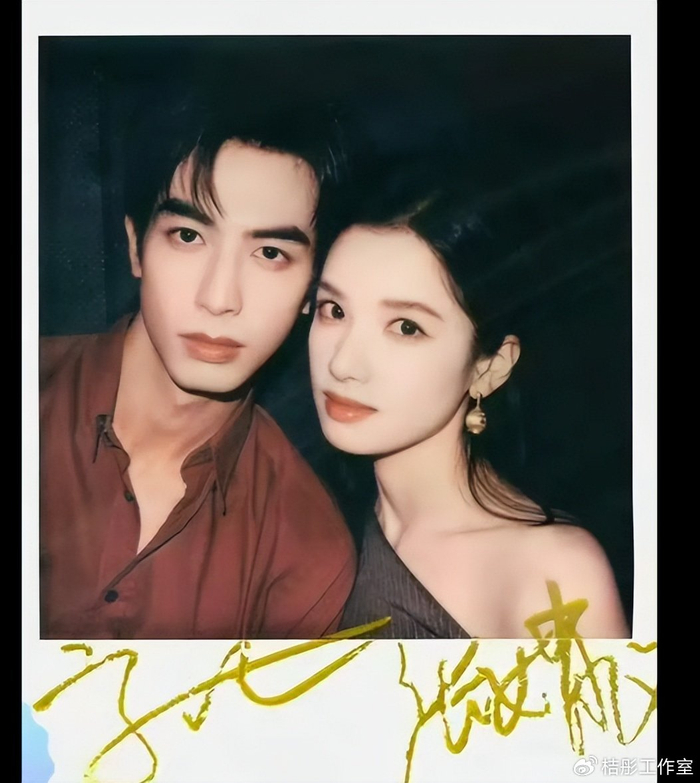 《宋威龙张婧仪上演复古大片,CP感十足,又美又飒!》配图 6 《宋威龙张婧仪上演复古大片,CP感十足,又美又飒!》配图 6