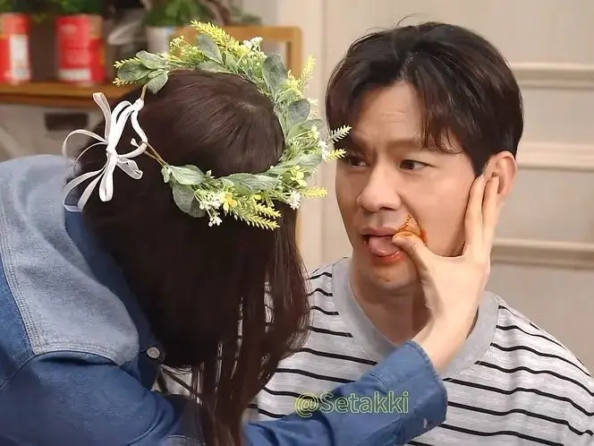 《郑秀晶参加成人综艺,擦男主持嘴角酱料并吃到自己嘴里,人设崩塌》配图 1 《郑秀晶参加成人综艺,擦男主持嘴角酱料并吃到自己嘴里,人设崩塌》配图 1