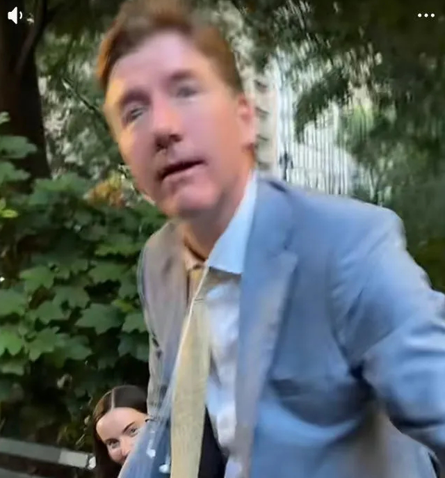《网红在公园拍到情侣在亲热，随后被扒出身份，顶级律师公然出轨》配图 4