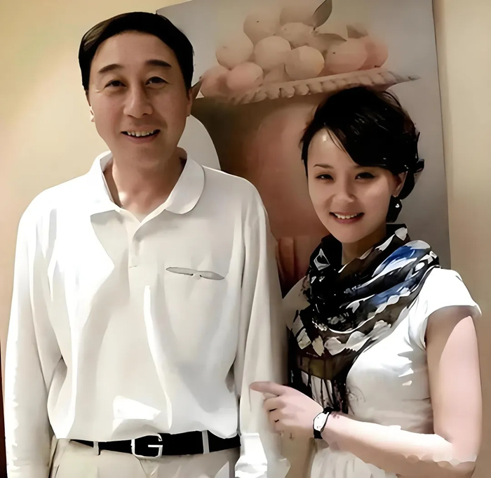 《68岁冯巩近况曝光!娶中学同学艾慧恩爱43年,如今儿子成为他的骄傲》配图 1 《68岁冯巩近况曝光!娶中学同学艾慧恩爱43年,如今儿子成为他的骄傲》配图 1