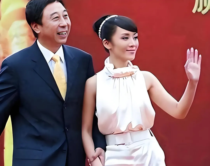 《68岁冯巩近况曝光!娶中学同学艾慧恩爱43年,如今儿子成为他的骄傲》配图 2 《68岁冯巩近况曝光!娶中学同学艾慧恩爱43年,如今儿子成为他的骄傲》配图 2