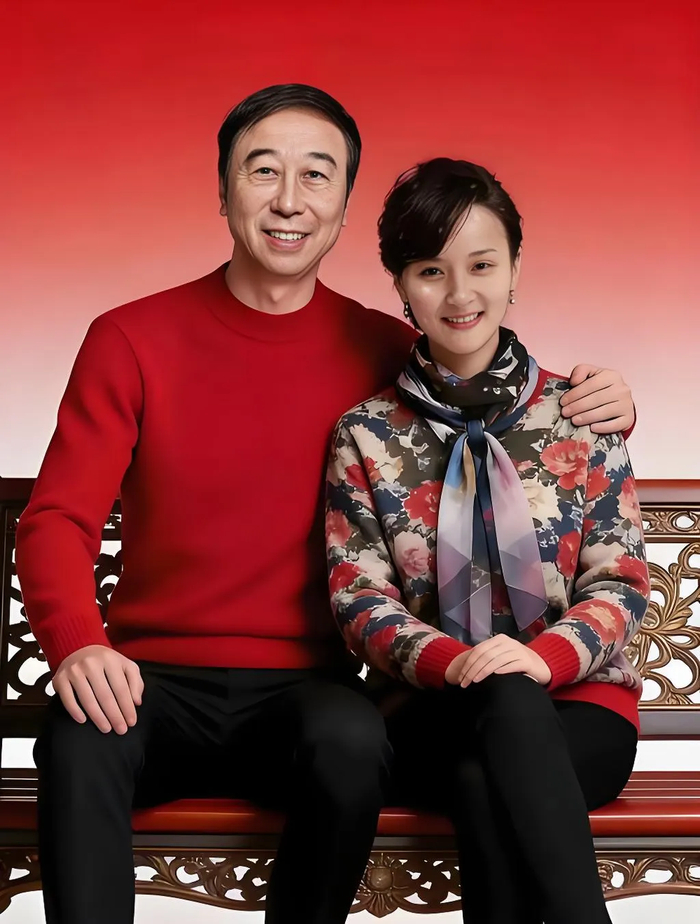 《68岁冯巩近况曝光!娶中学同学艾慧恩爱43年,如今儿子成为他的骄傲》配图 3 《68岁冯巩近况曝光!娶中学同学艾慧恩爱43年,如今儿子成为他的骄傲》配图 3