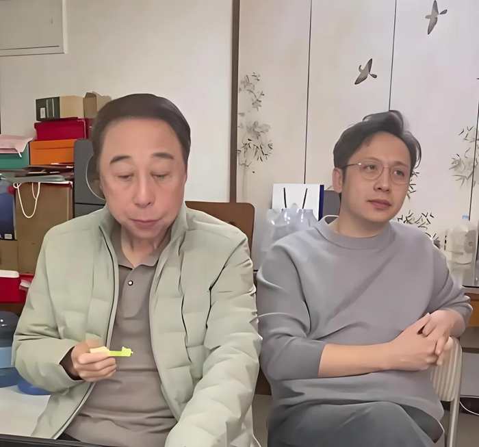 《68岁冯巩近况曝光!娶中学同学艾慧恩爱43年,如今儿子成为他的骄傲》配图 4 《68岁冯巩近况曝光!娶中学同学艾慧恩爱43年,如今儿子成为他的骄傲》配图 4