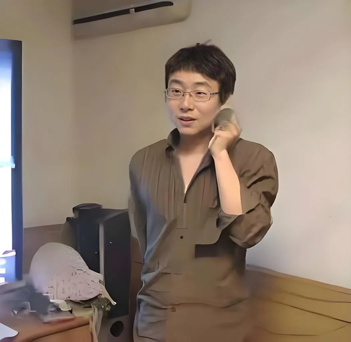 《68岁冯巩近况曝光!娶中学同学艾慧恩爱43年,如今儿子成为他的骄傲》配图 5 《68岁冯巩近况曝光!娶中学同学艾慧恩爱43年,如今儿子成为他的骄傲》配图 5