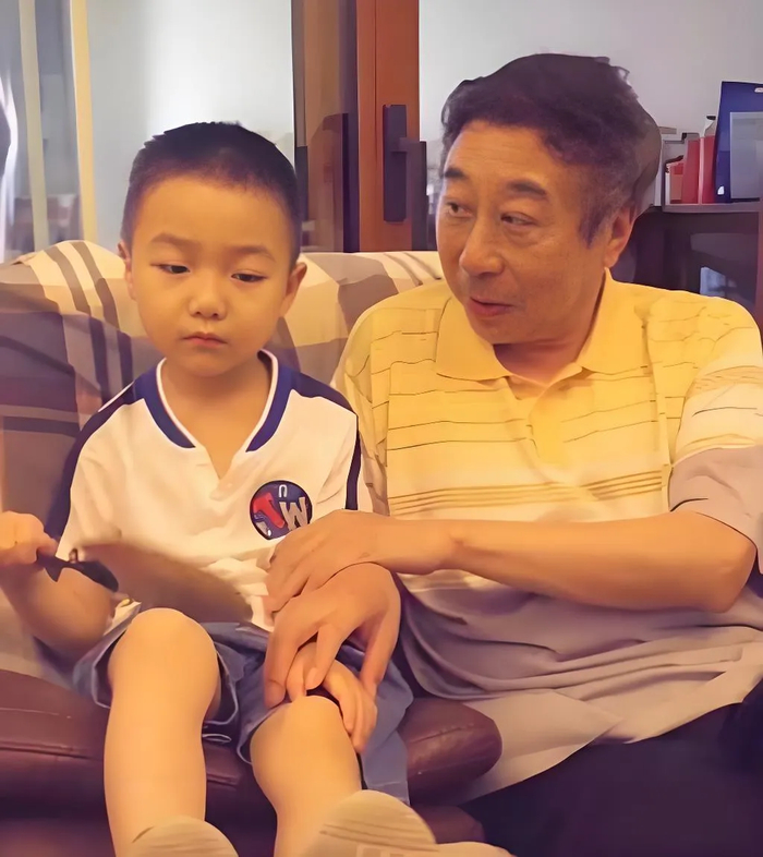 《68岁冯巩近况曝光!娶中学同学艾慧恩爱43年,如今儿子成为他的骄傲》配图 6 《68岁冯巩近况曝光!娶中学同学艾慧恩爱43年,如今儿子成为他的骄傲》配图 6