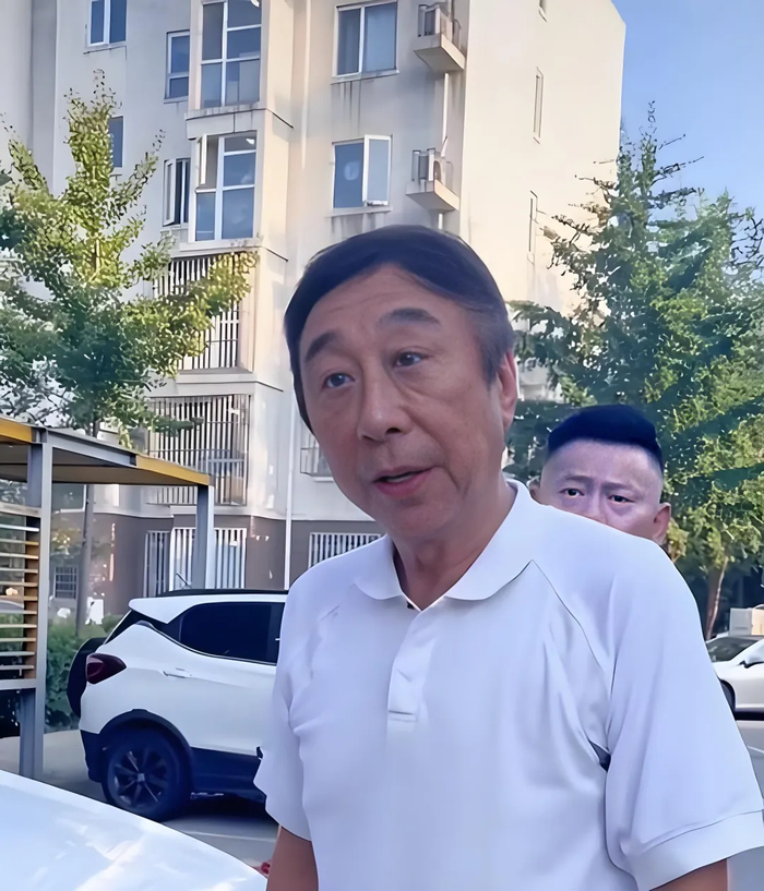 《68岁冯巩近况曝光!娶中学同学艾慧恩爱43年,如今儿子成为他的骄傲》配图 7 《68岁冯巩近况曝光!娶中学同学艾慧恩爱43年,如今儿子成为他的骄傲》配图 7