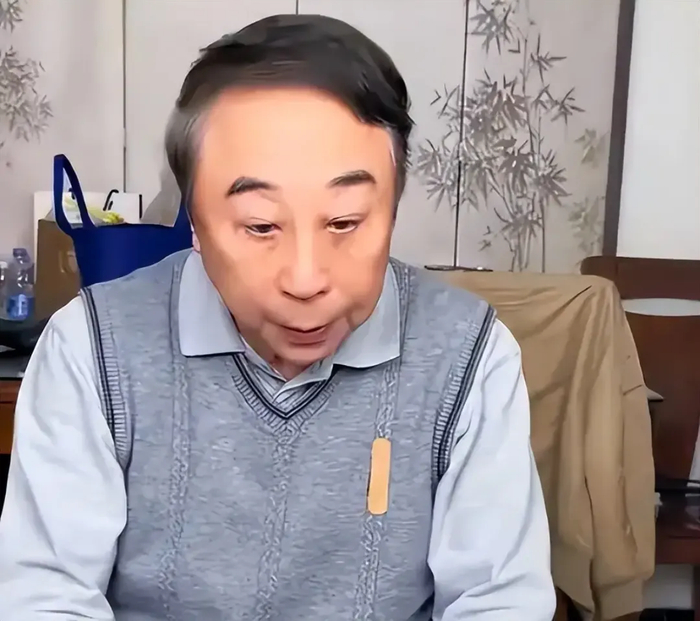 《68岁冯巩近况曝光!娶中学同学艾慧恩爱43年,如今儿子成为他的骄傲》配图 8 《68岁冯巩近况曝光!娶中学同学艾慧恩爱43年,如今儿子成为他的骄傲》配图 8