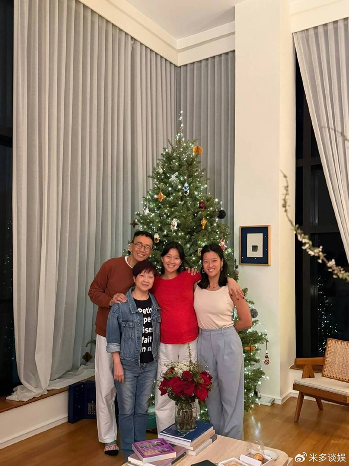 《70岁香港知名男星庆结婚45周年,与初恋太太放闪,入行多年零绯闻》配图 4 《70岁香港知名男星庆结婚45周年,与初恋太太放闪,入行多年零绯闻》配图 4