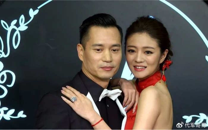 《45岁安以轩近况曝光！老公陈荣炼已入狱4年，如今为养活儿女复出》配图 2