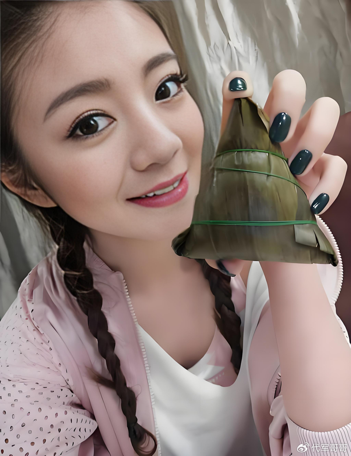 《45岁安以轩近况曝光！老公陈荣炼已入狱4年，如今为养活儿女复出》配图 5