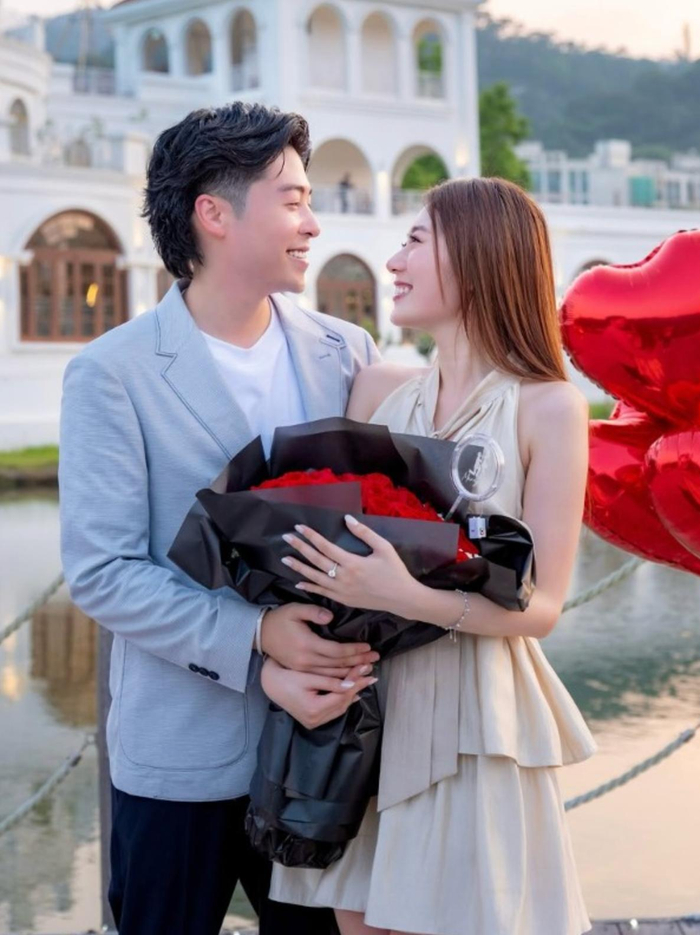 《30岁港姐王菲被求婚成功,捧玫瑰晒巨型钻戒,38岁未婚夫是太子爷》配图 7 《30岁港姐王菲被求婚成功,捧玫瑰晒巨型钻戒,38岁未婚夫是太子爷》配图 7