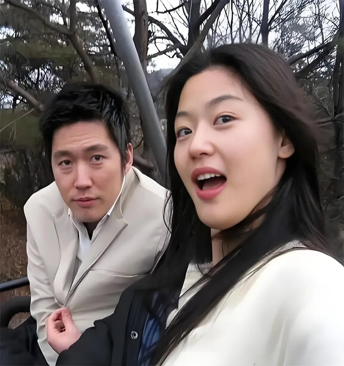 《44岁全智贤近况曝光!嫁给崔俊赫生下2个儿子,如今婚姻生活很幸福》配图 2 《44岁全智贤近况曝光!嫁给崔俊赫生下2个儿子,如今婚姻生活很幸福》配图 2