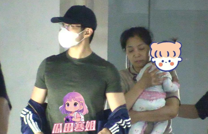 《官宣生子后李治廷一家三口首同框，夫妻俩遛娃逛街，小宝宝软萌可爱》配图 1